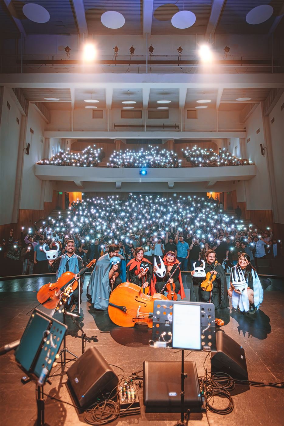 El cuarteto en el escenario con el público iluminando la sala